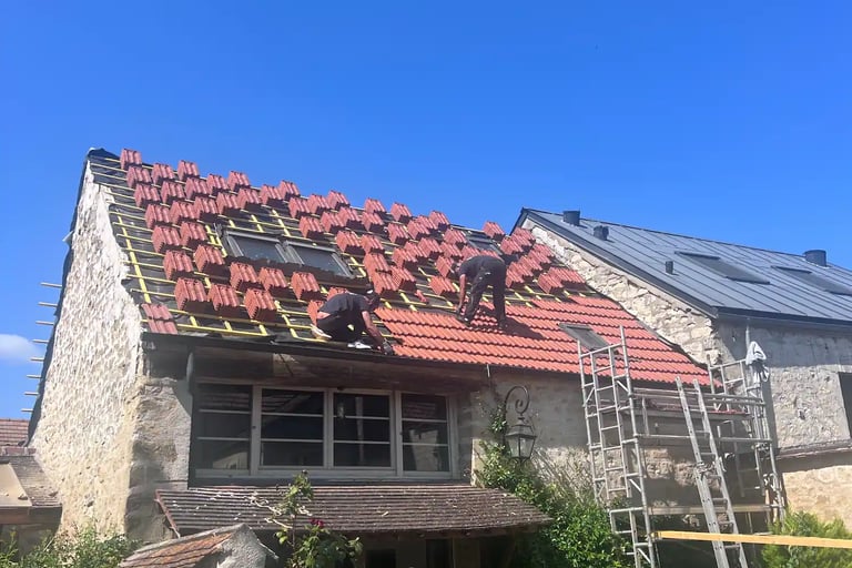 Pose de tuiles neuves — rénovation de toiture à Saint-Germain-en-Laye (78), échelle et échafaudage en place