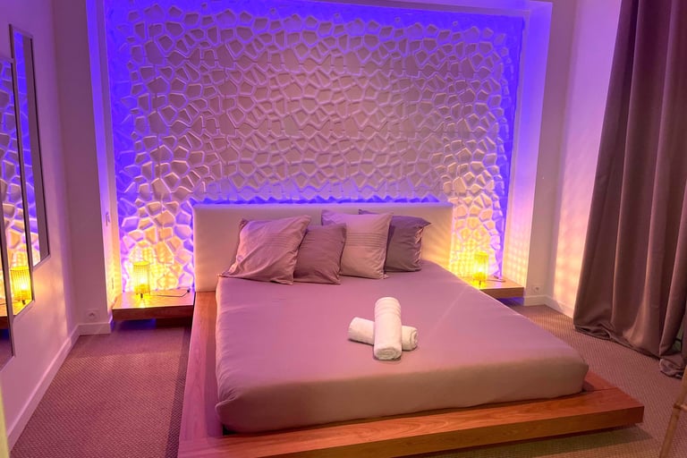 deuxième love room du love gite, lit king size et miroirs