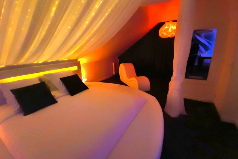  Love room du Morbihan , proche vannes, piscine privée et jacuzzi privatif, pièce secrète