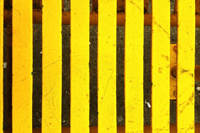 clôture en bois jaune 