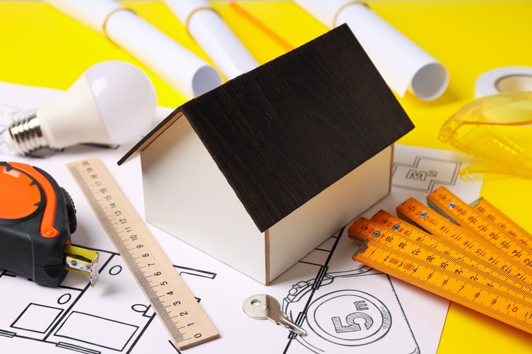 photo d'une maquette de masion avec une toiture noire, pour déterminer le libéllé couverture