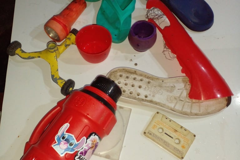 TERMO, CASETTE, PLANTILLAS, LINTERNAS, OJOTAS,, TAPAS, MATE PLASTICOS UTILIZADOS COMO ACCESORIOS EN