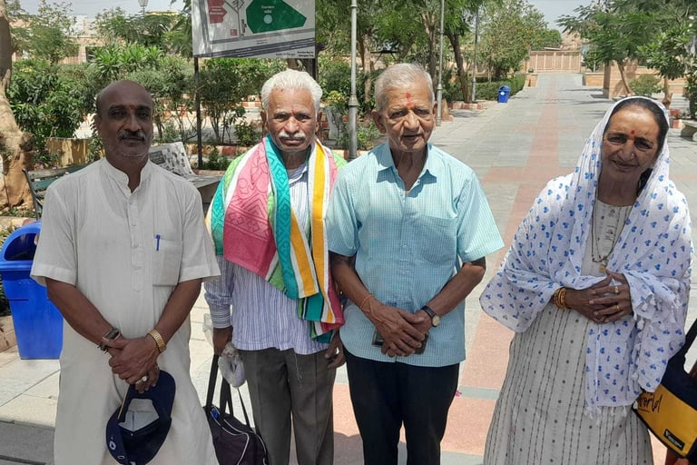 Pandit Daxesh Pandya with grateful family at Bindu Sarovar Siddhpur after Matrugaya pooja