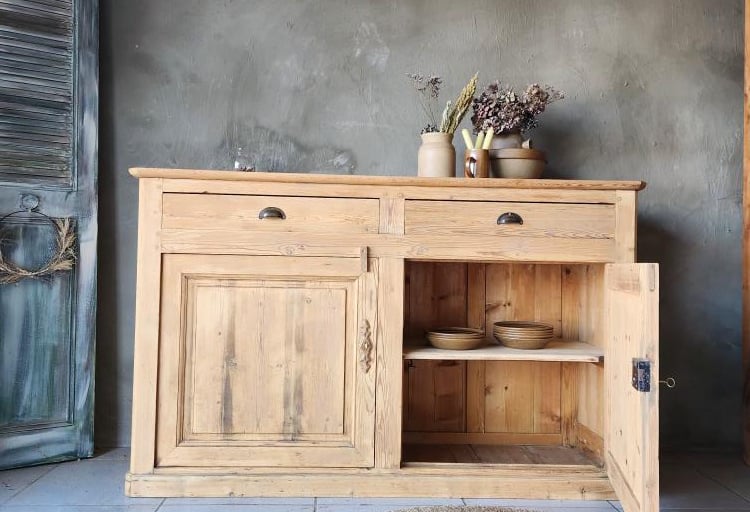 Meuble relooké en bois clair