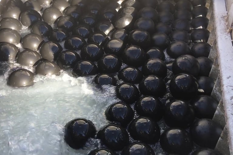 Enviro shade balls installées dans un bassin d'eau