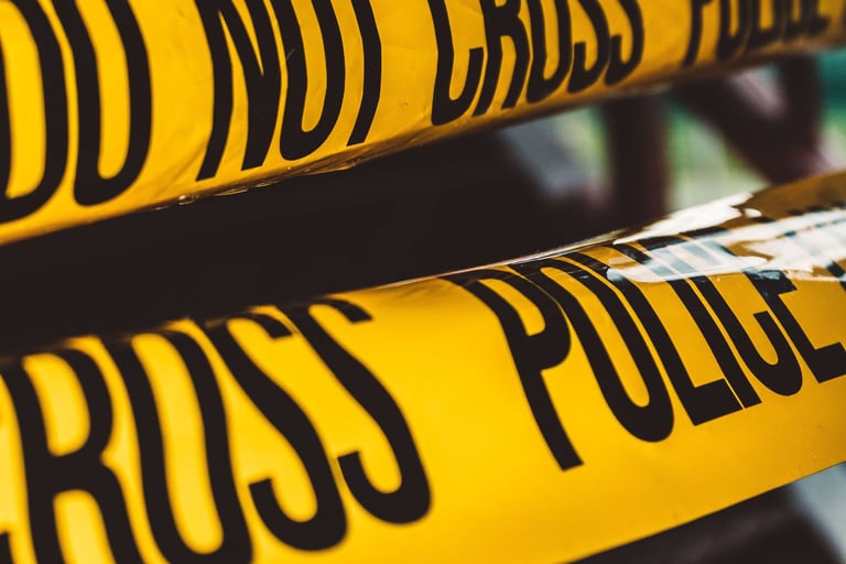 fita de isolamento de área criminal