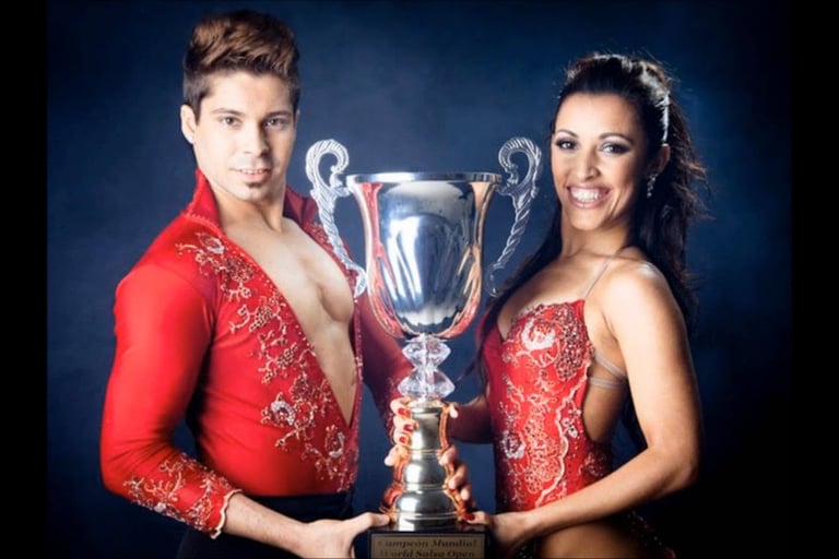 casal de dança com trofeu de campeão