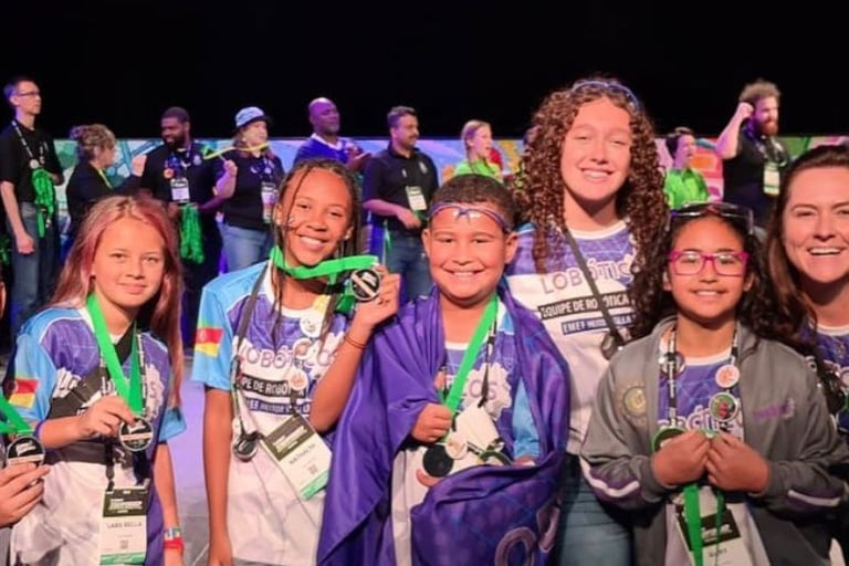 turma de estudantes com medalhas