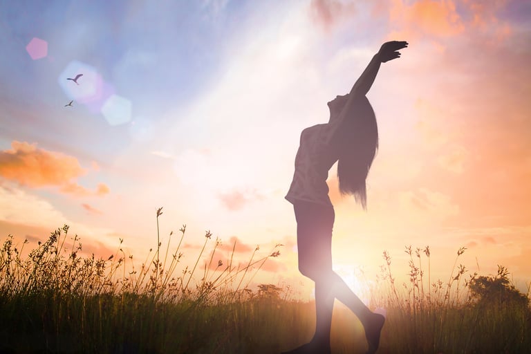 Personne qui se sent libéré, elle lève les bras aux ciel