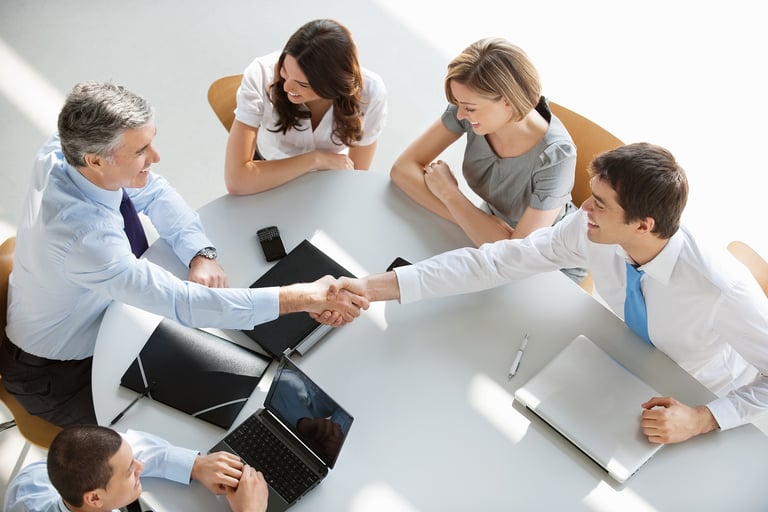 một nhóm doanh nhân đang bắt tay nhau