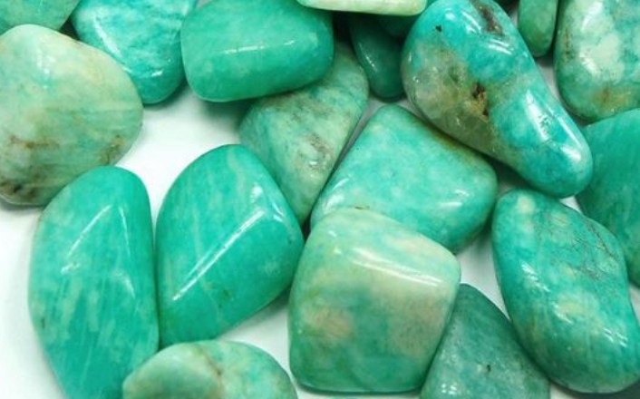 L'amazonite de Madacascar. Elle aide à prendre les situations moins au sérieux, à relativiser, à viv