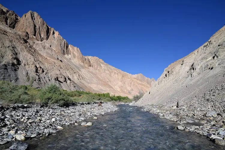 Markha River flowing through the rugged landscapes of Markha Valley, Ladakh.