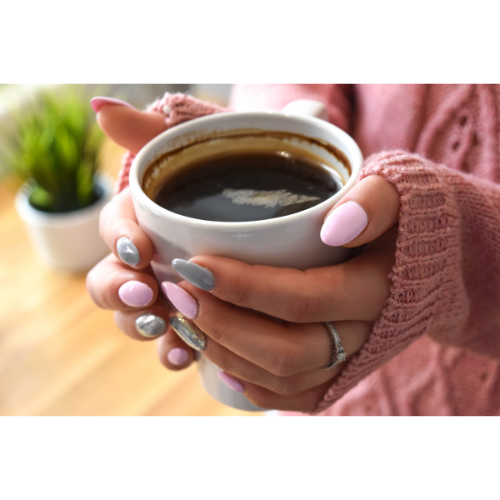 mulher com uma xícara de café