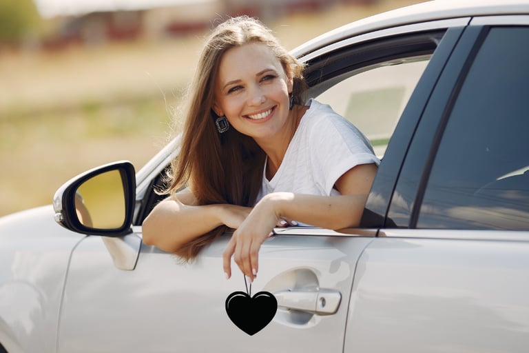 mulher feliz e eleve dirigindo