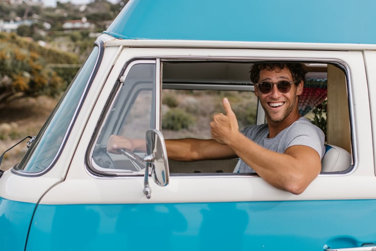 homem dirigindo feliz e tranquilo