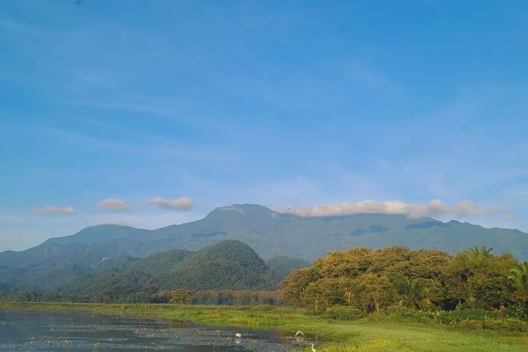 lago de yojoa y la montaña de santa barbara al fondo