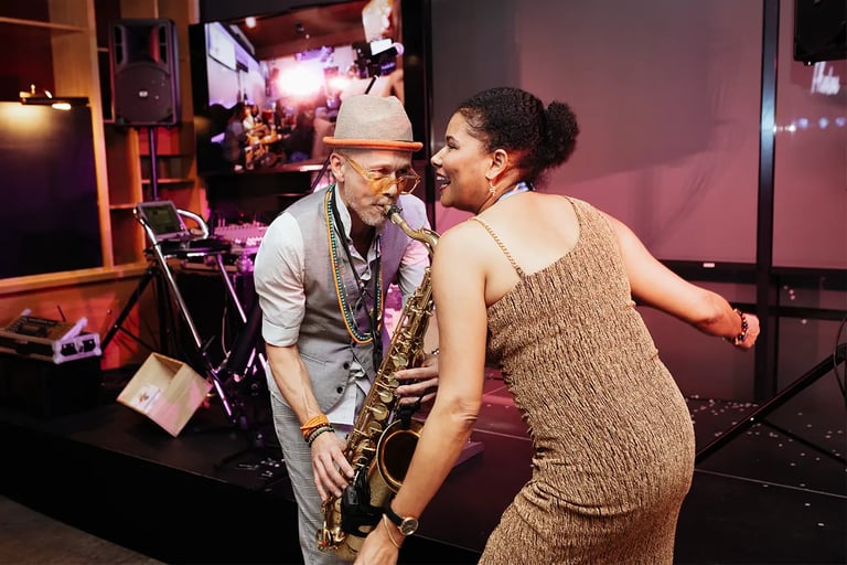 Soirée de fin d’année d’entreprise à Luxembourg avec saxophoniste et animation dansante.