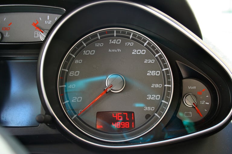 Instrumento / Cuadro del coche siendo reparado desde el interior electronico