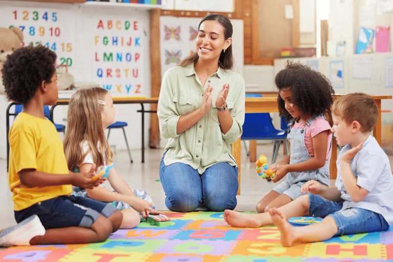Sala de aula inclusiva com professor e alunos diversos aprendendo juntos.