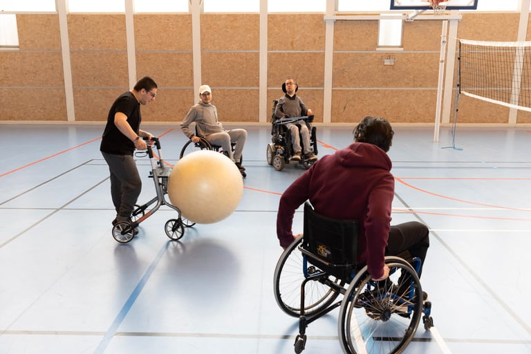 4 personnes avec des capacités différentes