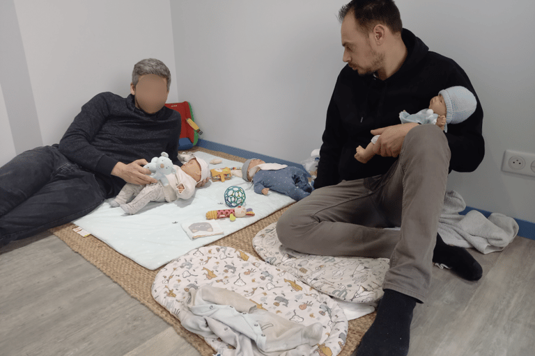 papas jouent avec bébé sur le tapis
