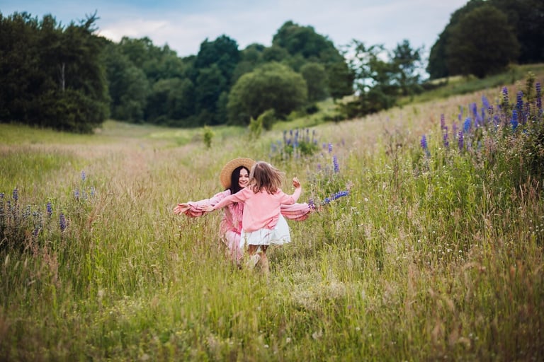 Petite fille et sa mère courant dans un champs