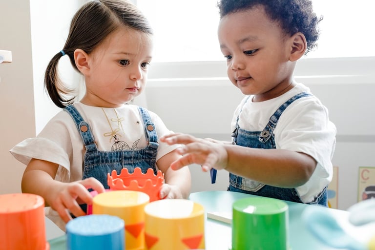 Enfants jouant avec des boites rondes