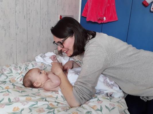 femme massant son bébé