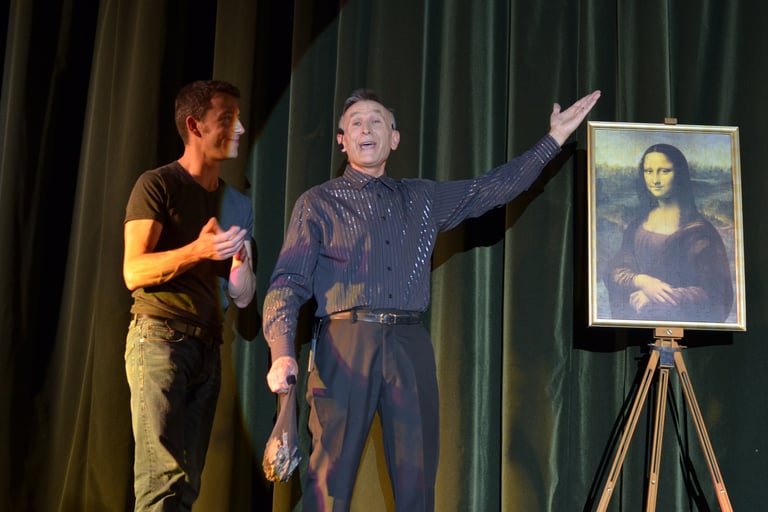 un-spectateur-participe-a-une-experience-sur-un-celebre-tableau