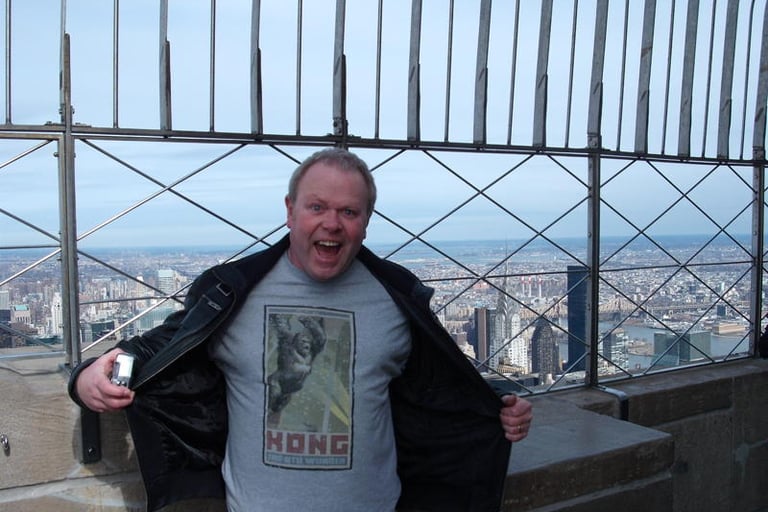 Idiot with Kong t-shirt roars at the top of the Empire State Building