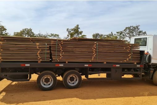 Material bruto para o haras chegando na fábrica