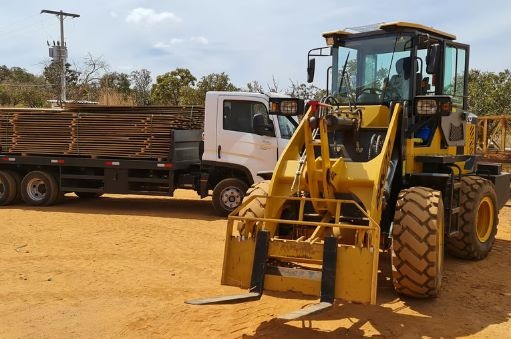 Descarregamento do material do haras modular prefabricado