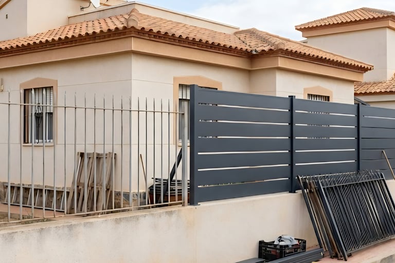 Sustitución de vallado metálico antiguo por vallado nuevo de diseño, Murcia