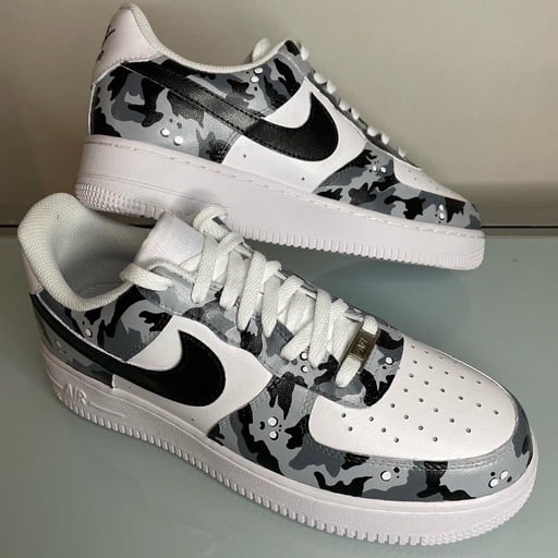 Scarpe airforce bianche con disegni mimetici grigi neri e bianchi dipinti a mano