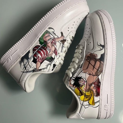 Scarpe Airforce 1 Nike bianche con disegno dell'anime One Piece  vista dall'alto