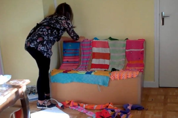 Un canapé en carton recouvert de laine