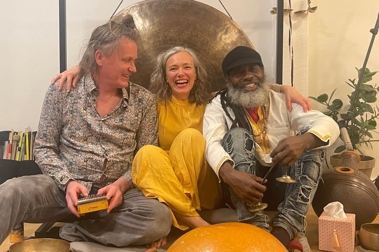 Sija Project sidder foran en stor gong med instrumenter som kalimba og tingsha klokker