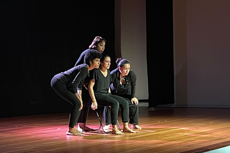 un grupo de actrices migrantes actuando en el escenario