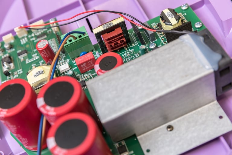 Dettaglio di una scheda elettronica industriale con componenti e cablaggi professionali