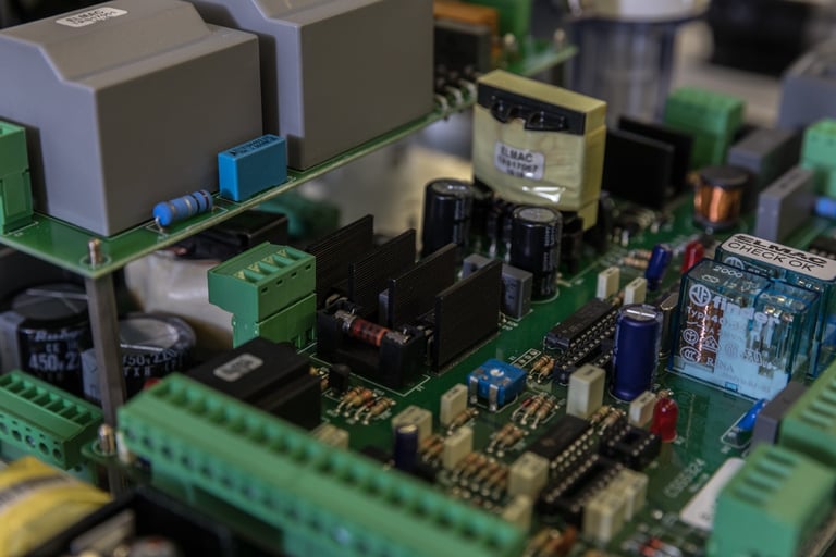 Detalhe de uma placa eletrónica industrial para sistemas tecnológicos certificados