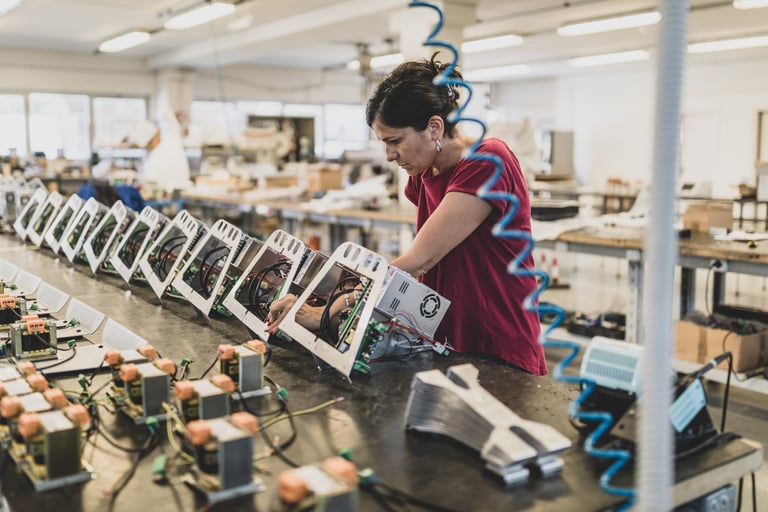 Técnico especializado na montagem de dispositivos eletrónicos certificados em Itália