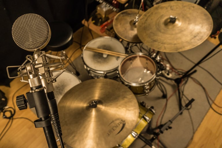 Set de batería profesional microfoneado para sesión de grabación baterías online.