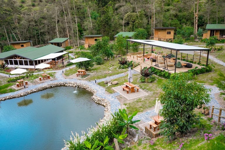 Cabañas y lago, Cantos del Rio, Colombia