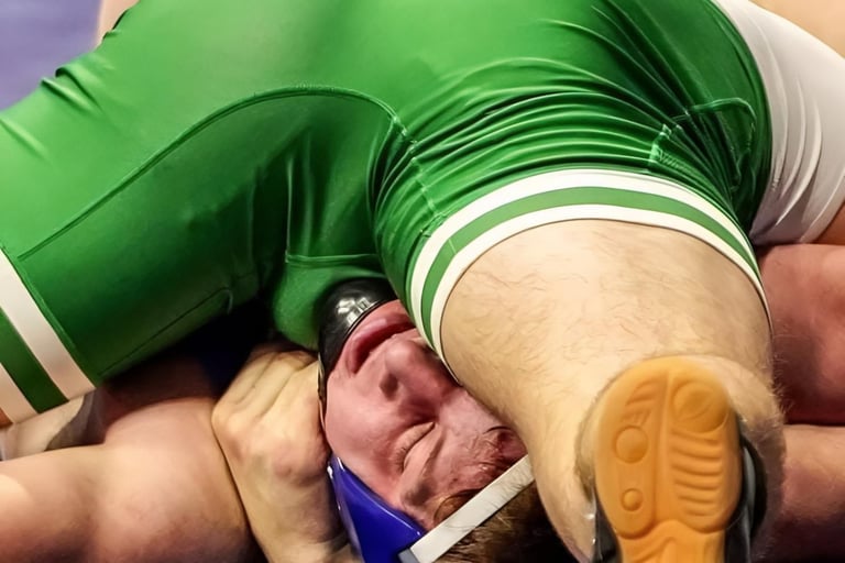 Luchador atrapado en una llave de wrestling
