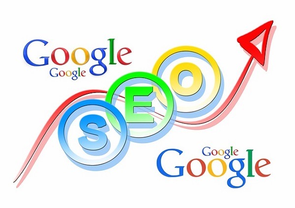 alt="image montrant des mot googles et un sigle SEO qui monte en fleche"