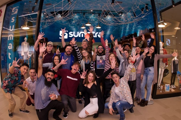 equipe de vendas premiada por melhor atendimento no varejo