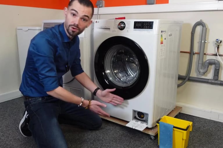 un homme montre comment nettoyer le filtre de sa machine à laver