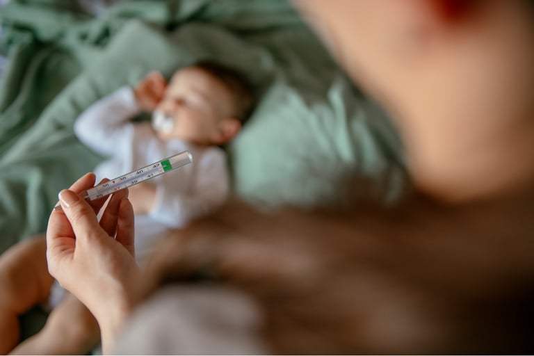 Niño pequeño con fiebre siendo examinado