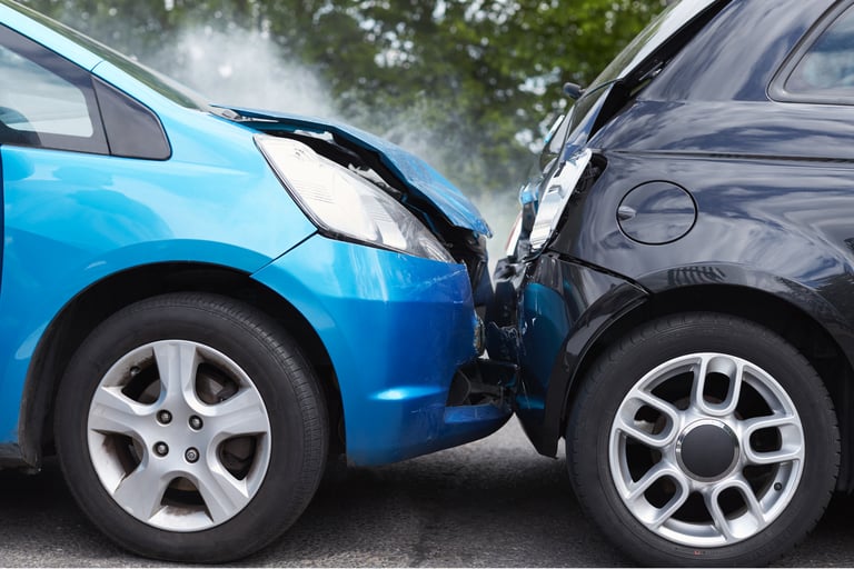 Dos autos chocando por alcance