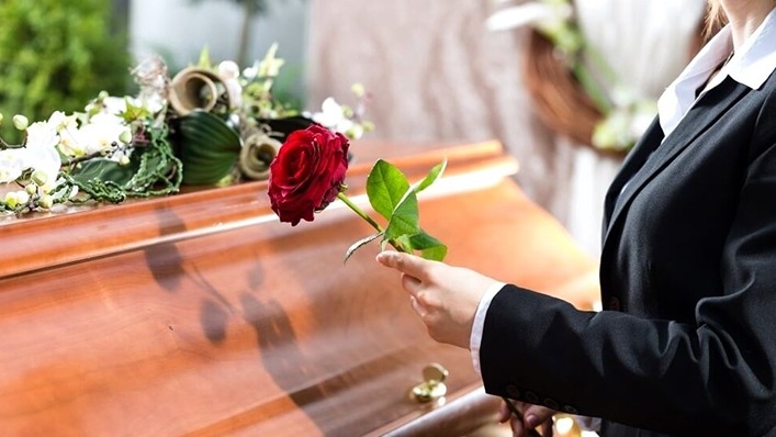 cerimónia fúnebre com homenagem de rosa vermelha junto ao caixão organizada pela Além Fúnebre